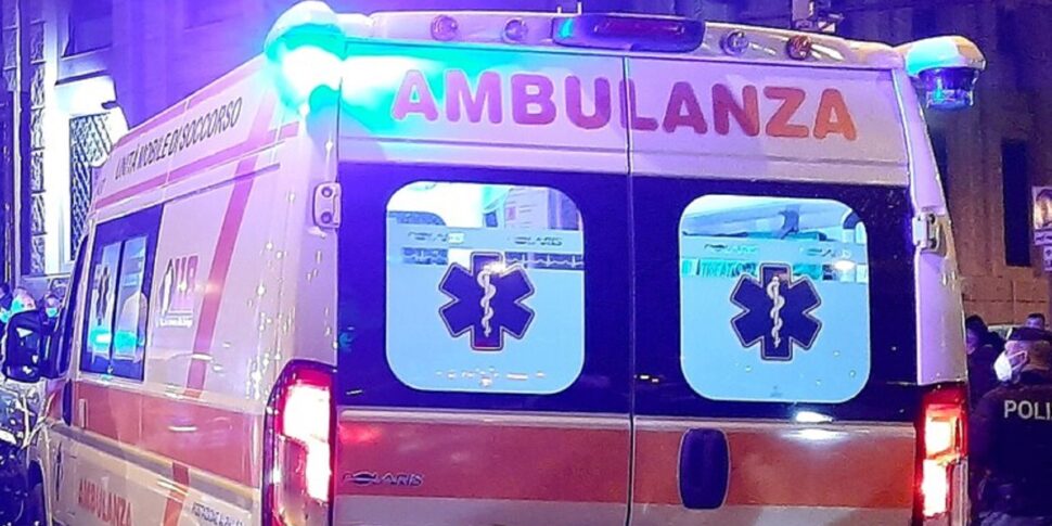 Si getta dal balcone ma cade su una passante uccidendola. Vivo l