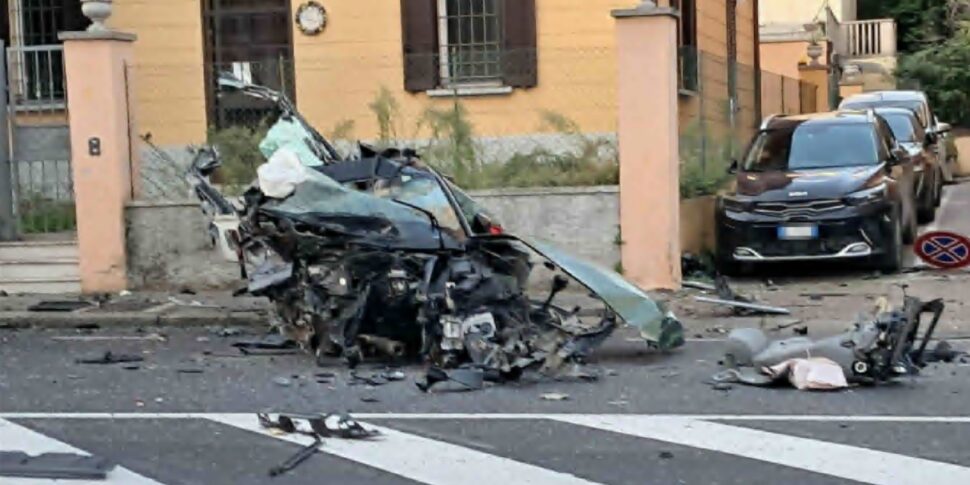 auto contro palo durante un inseguimento della polizia morto 18enne a bologna