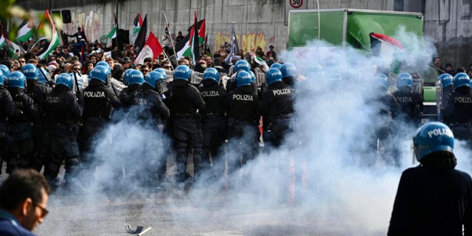 "Blocchiamo tutto", scontri ProPal e polizia a Torino vicini all