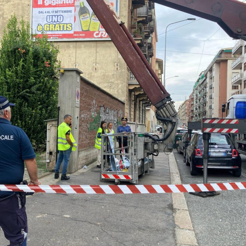 Cade dal cestello della gru, morto un operaio a Torino - Gazzetta del Sud