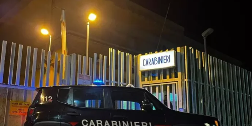 Cane salva la vita a minore aggredito dal padre, arrestato 50enne: tentava di strangolarlo