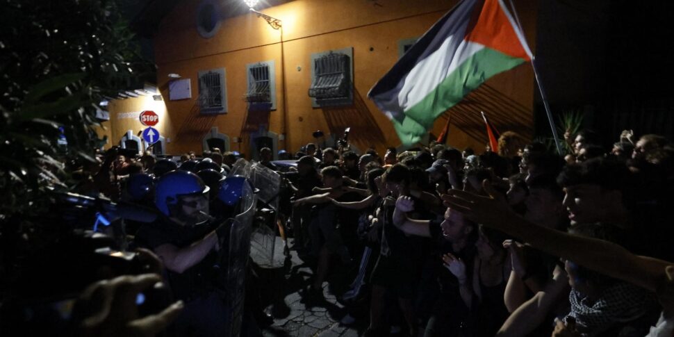 corteo per la flotilla a roma tensione con le forze dell ordine