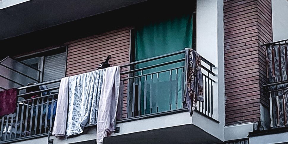 bimbo cade dal balcone a torino restano gravi le condizioni per il trauma cranico