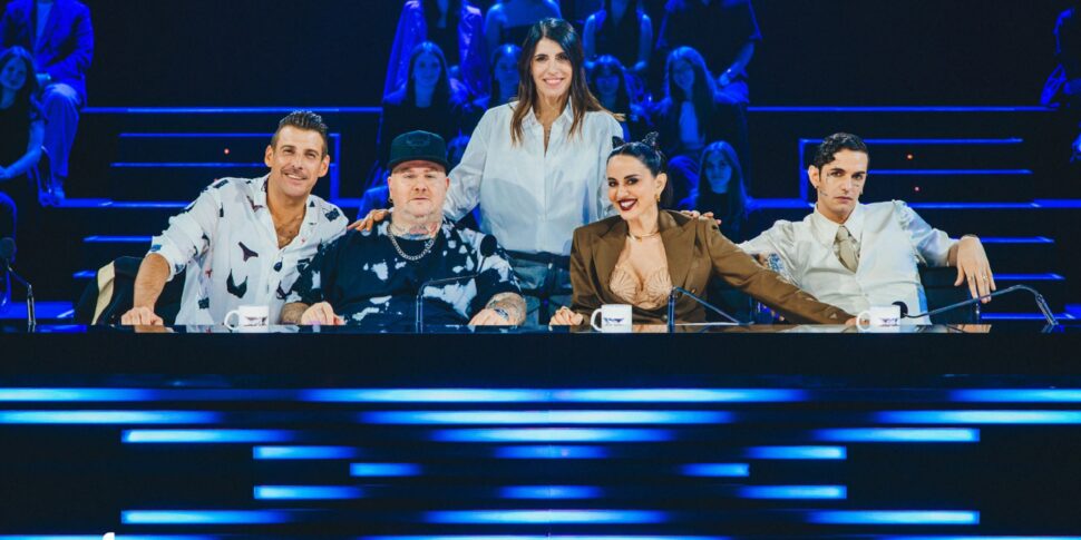 https://assets.gazzettadelsud.it/2025/09/Francesco-Gabbani-Jake-La-Furia-Paola-Iezzi-e-Achille-Lauro-sono-i-quattro-giudici-di-X-FACTOR-2025-970x485.jpg