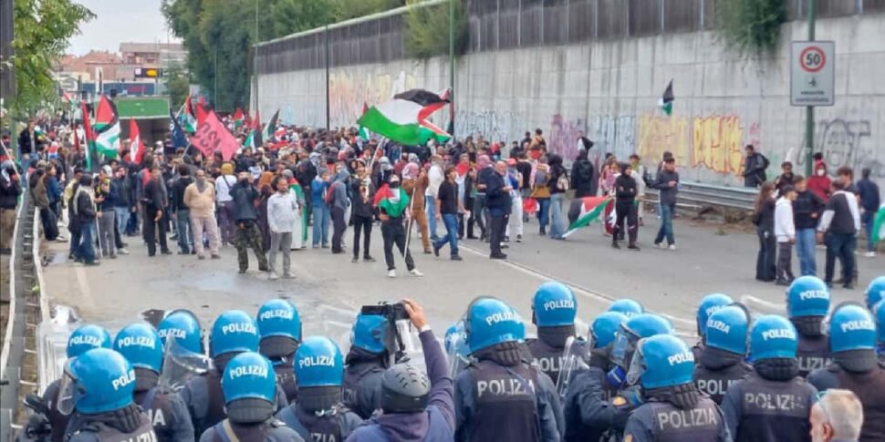 i pro pal a torino cercano di forzare il blocco la polizia usa l idrante lanci di bottiglie grossi petardi fumogeni e aste contro gli agenti
