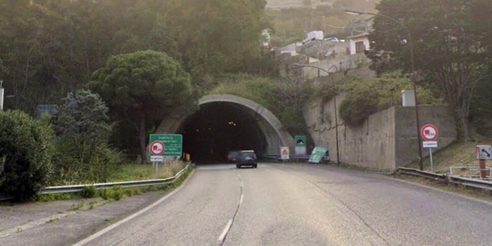 Messina, incidente in tangenziale: motociclista cade in galleria e finisce in ospedale