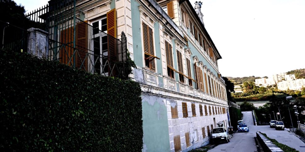 https://assets.gazzettadelsud.it/2025/09/Lesterno-della-scuola-De-Amicis-dove-questa-mattina-un-bambino-e-caduto-da-una-finestra-della-scuola.-Genova-970x485.jpg