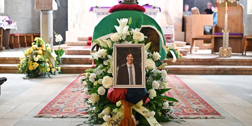 Lacrime e commozione ai funerali di Matteo Franzoso. La madre: "Tu e tuo fratello siete i nostri eroi"