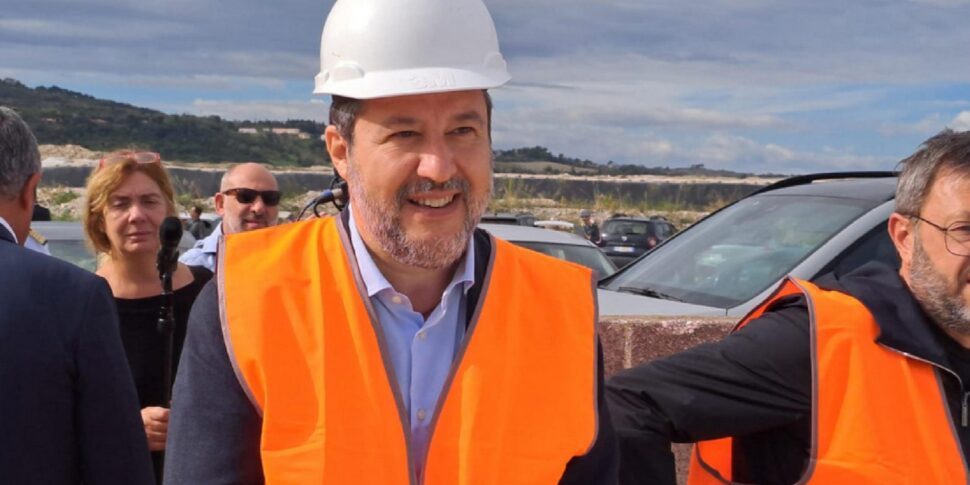 Salvini: "Lavoriamo al permesso di soggiorno a punti come la patente, con le infrazioni si perde"