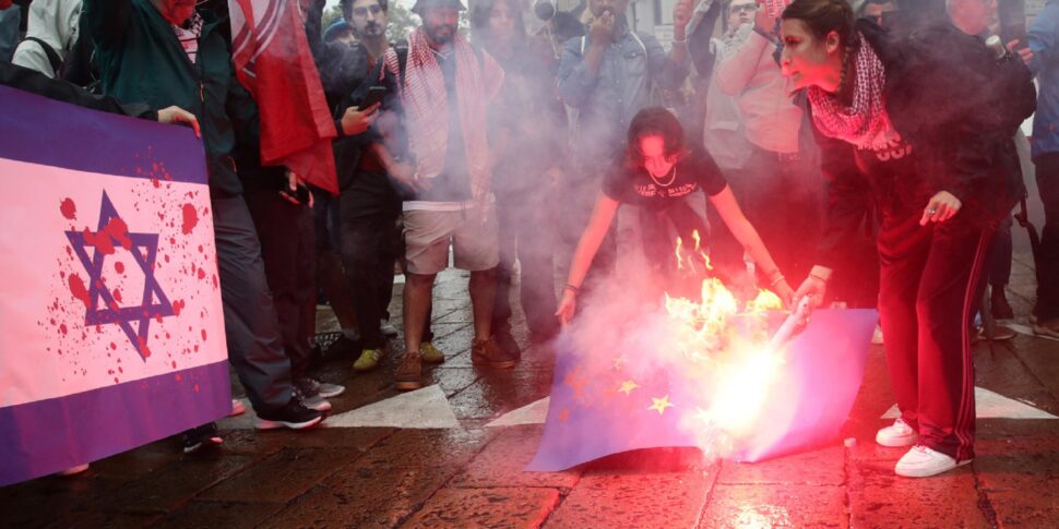 corteo per gaza la polizia disperde i manifestanti a milano con i lacrimogeni