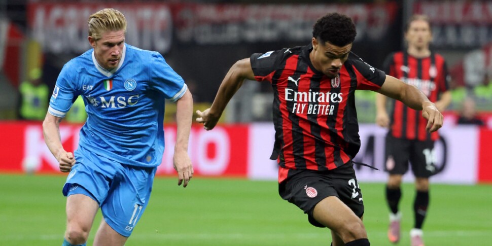 il milan batte 2 1 il napoli e va in testa con i partenopei e la roma