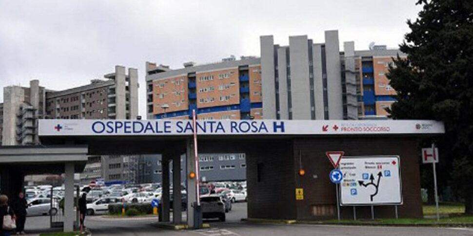 Arriva in ospedale in un lago di sangue e muore: mistero a Viterbo