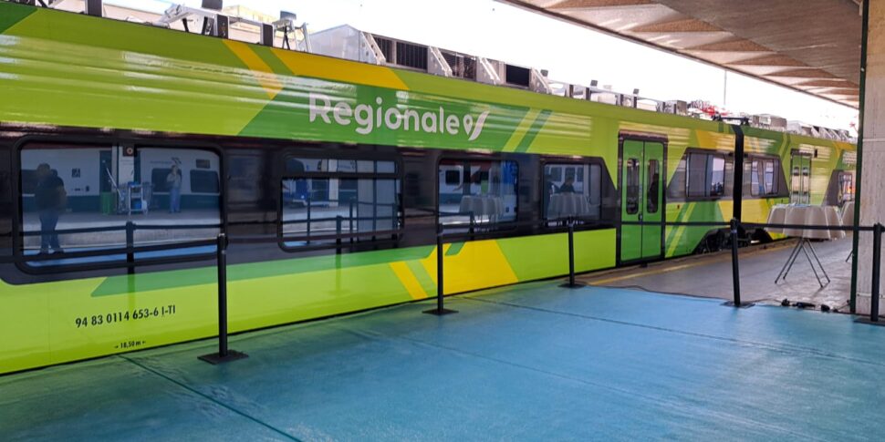 ferrovie in sicilia trenitalia consegna alla regione due nuovi treni elettrici monopiano