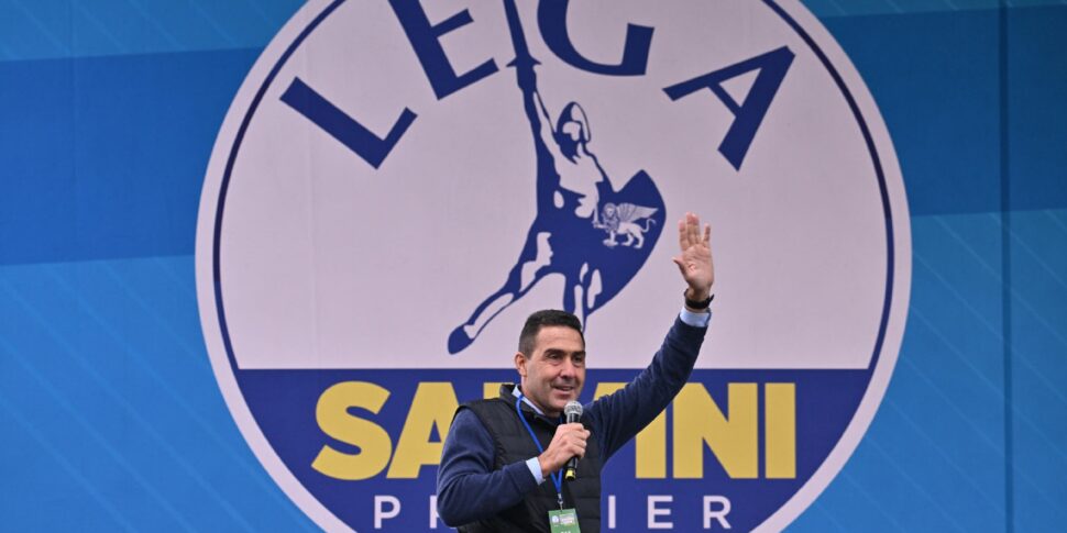Scontro nella Lega con Vannacci: "Chiarire prima di Pontida". Centinaio: "Si comporta da capo, rispetti le regole e Salvini" Scontro nella Lega con Vannacci: "Chiarire prima di Pontida". Centinaio: "Si comporta da capo, rispetti le regole e Salvini"