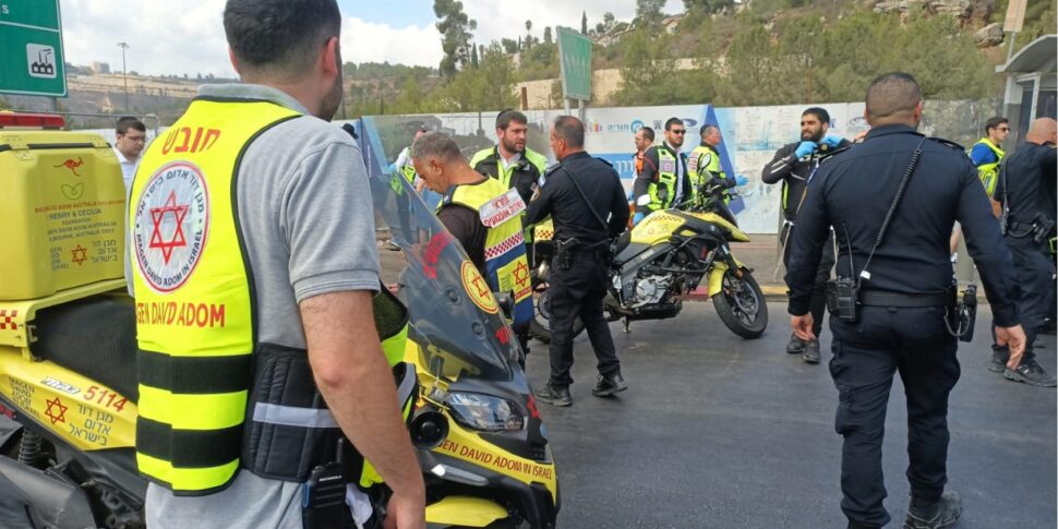 Attentato a Gerusalemme, cinque morti. I terroristi sono saliti su un autobus e hanno aperto il fuoco
