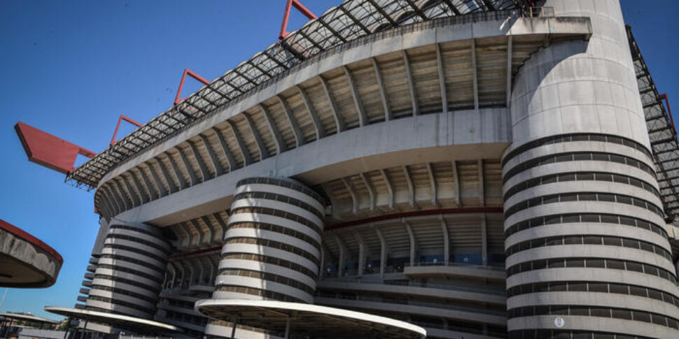 san siro via libera alla vendita lo stadio verso la demolizione dopo le olimpiadi la palla passa a inter e milan