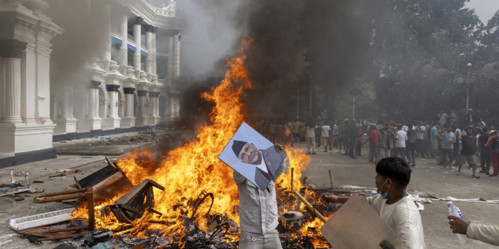 Sanguinose proteste in Nepal, 21 morti e oltre 400 feriti: il premier si dimette