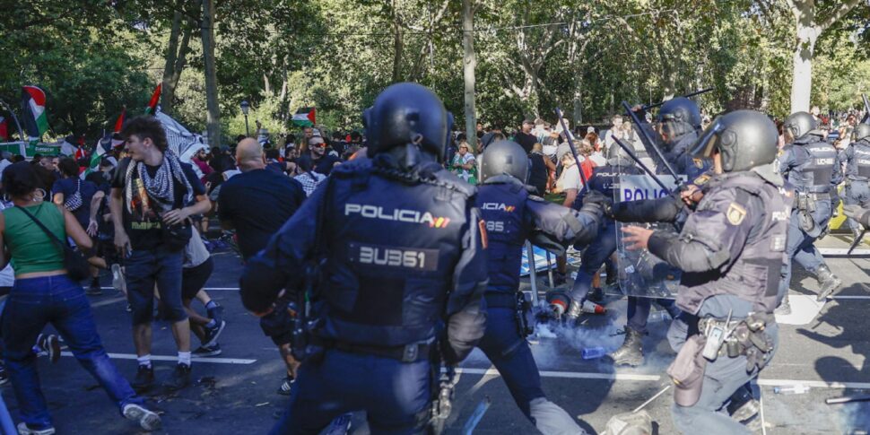 Scontri e cariche alla protesta pro Pal a Madrid: annullata l Scontri e cariche alla protesta pro Pal a Madrid: annullata l