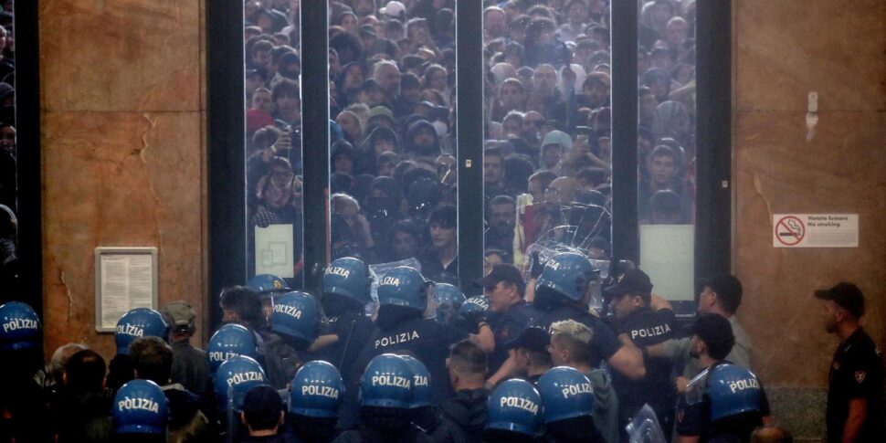 scontri alla manifestazione per gaza a milano diversi fermati e 60 agenti feriti tensioni anche a bologna