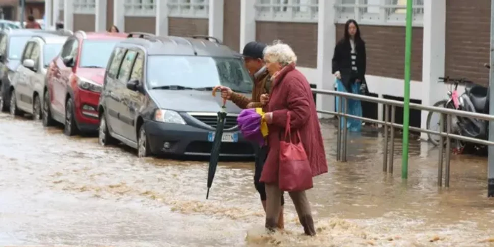 maltempo il seveso esonda a milano alto il livello anche del lambro frane e allagamenti nel comasco