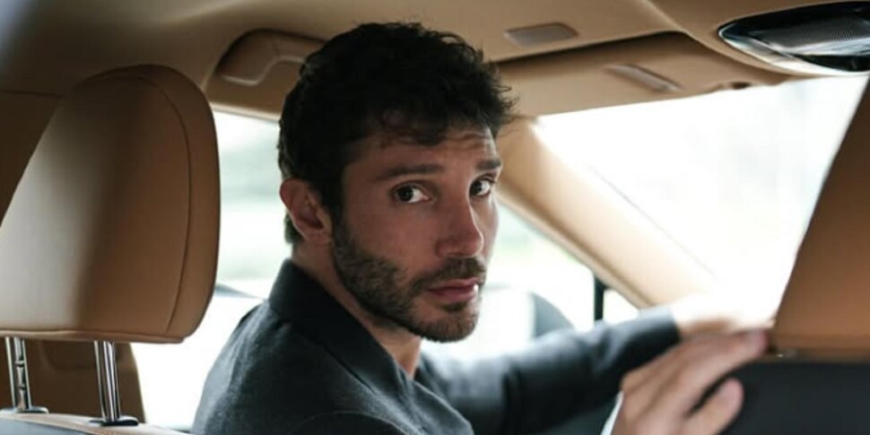 Rubato per strada a Stefano De Martino il prezioso orologio Patek Philippe con il trucco dello specchietto Rubato per strada a Stefano De Martino il prezioso orologio Patek Philippe con il trucco dello specchietto
