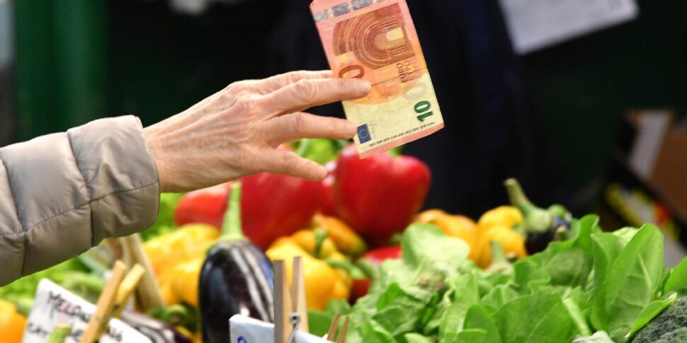 https://assets.gazzettadelsud.it/2025/09/Un-acquirente-paga-con-una-banconaota-da-10-euro-un-acquisto-fatto-al-Mercato-Orientale-di-Genova-970x485.jpg