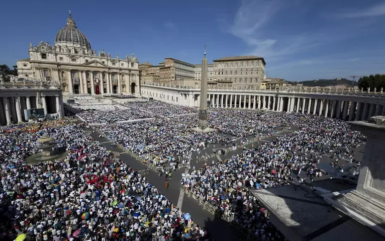 Acutis e Frassati proclamati santi, 80mila fedeli a San Pietro. Papa Leone ai giovani: "Non sciupate la vita, fatene un capolavoro"