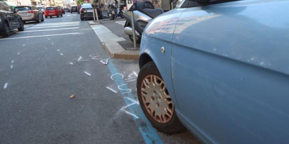 Milano, poliziotto fuori servizio positivo all’alcoltest investe e uccide 25enne sulle strisce pedonali: arrestato