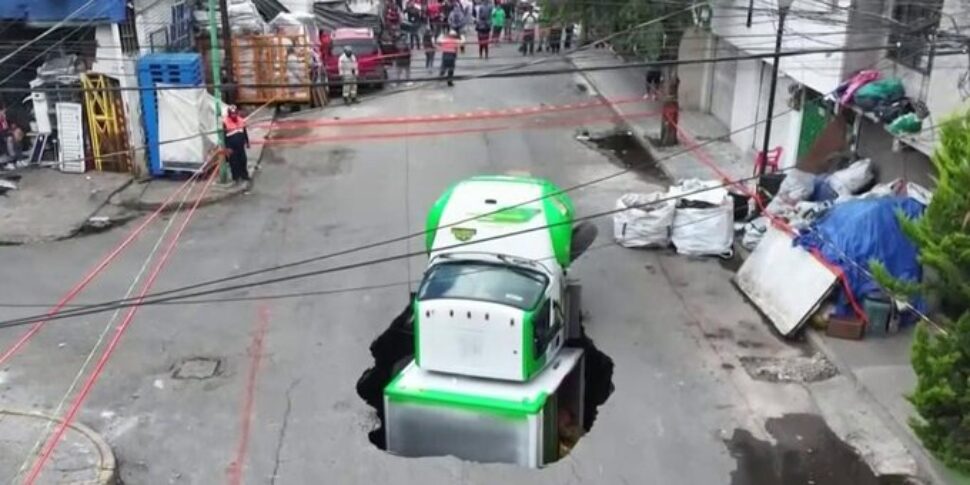 Camion di bibite sprofonda in una voragine di 8 metri in Messico: il video è virale