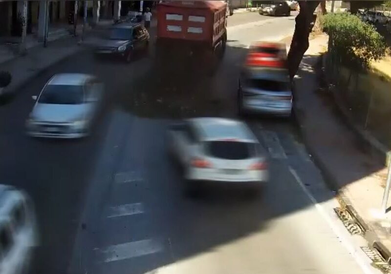 Messina, il camion che ha dissemitato terra e pietre sulla Panoramica. L'avvertimento dell'assessore Cicala