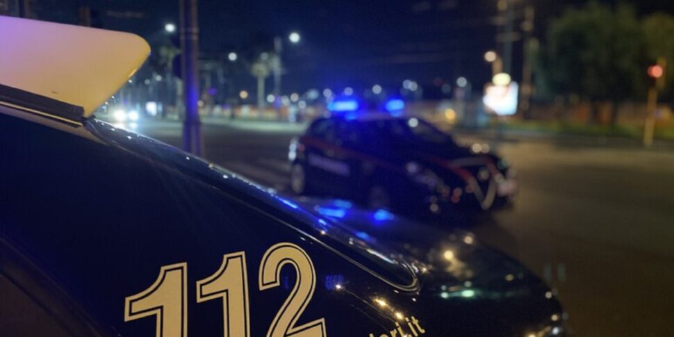 Salva la madre dal vicino di casa che voleva ucciderla a Lainate: la figlia ha spaccato una bottiglia in testa all’uomo