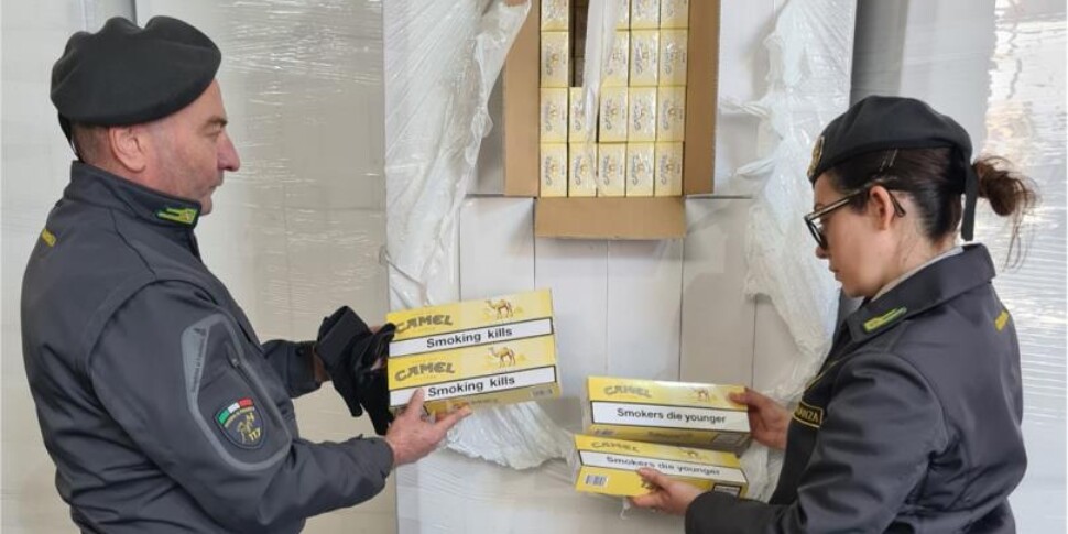 Contrabbando, scoperta a Cassino una mega fabbrica di sigarette: sequestrate 300 tonnellate