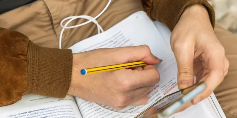 Anno scolastico offline, con il cellulare si rischia anche la sospensione Anno scolastico offline, con il cellulare si rischia anche la sospensione