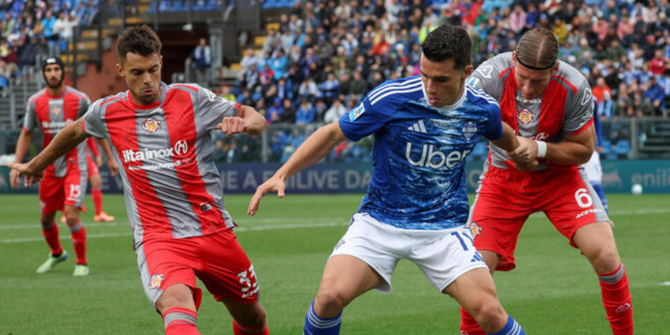 https://assets.gazzettadelsud.it/2025/09/como-cremonese-970x485-1758985344.jpg