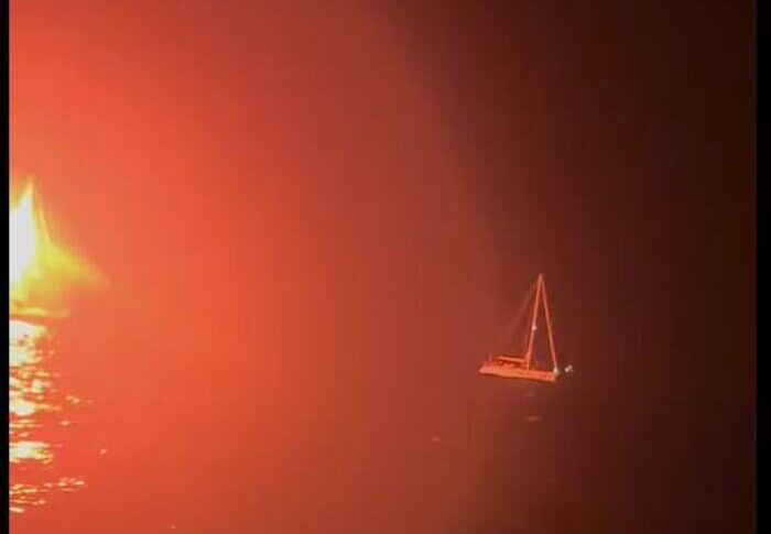 Flotilla sotto attacco, colpita una imbarcazione. Decine di attacchi con droni, bombe sonore e spray ...