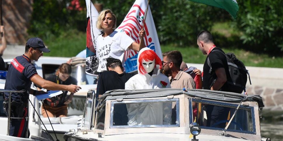 Fermata al Lido di Venezia la lancia con Foglietta e Laika che manifestavano per la Global Sumud Flotilla Fermata al Lido di Venezia la lancia con Foglietta e Laika che manifestavano per la Global Sumud Flotilla