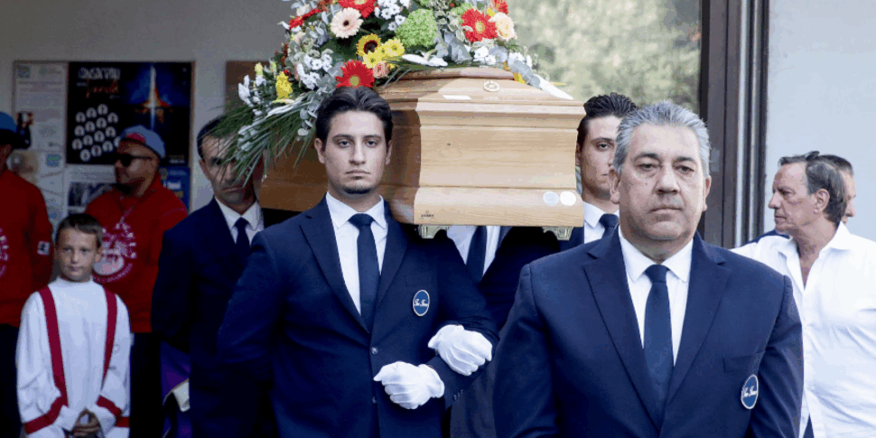 Funerali Emilio Fede, lungo applauso accompagna il feretro all Funerali Emilio Fede, lungo applauso accompagna il feretro all