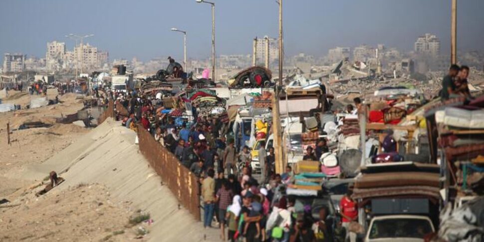 Fuga da Gaza City, 400 mila palestinesi sono scappati dalla città. Prosegue l