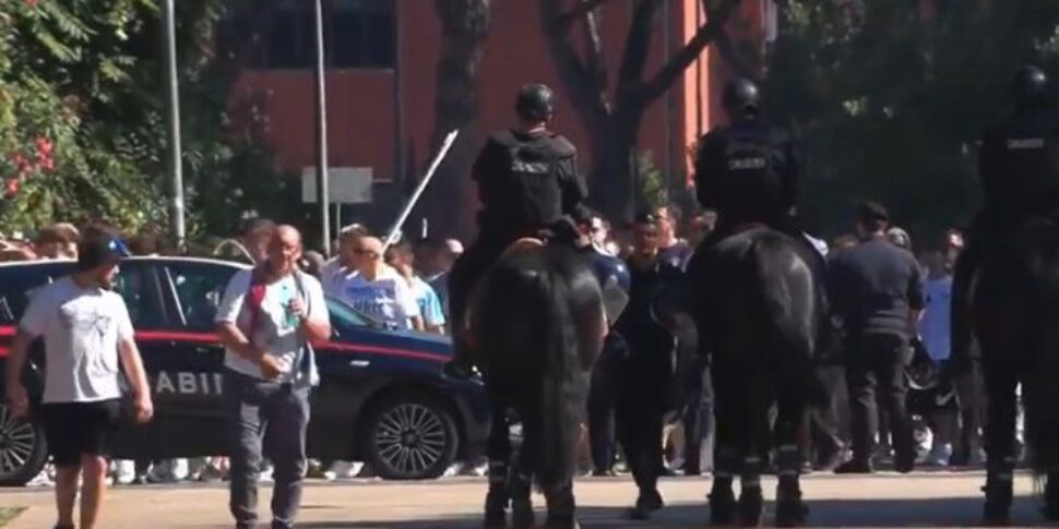 Il Derby di Roma, striscione degli ultras della Lazio pro Kirk: “La ragione non si uccide”. Sequestrate mazze e lame Il Derby di Roma, striscione degli ultras della Lazio pro Kirk: “La ragione non si uccide”. Sequestrate mazze e lame
