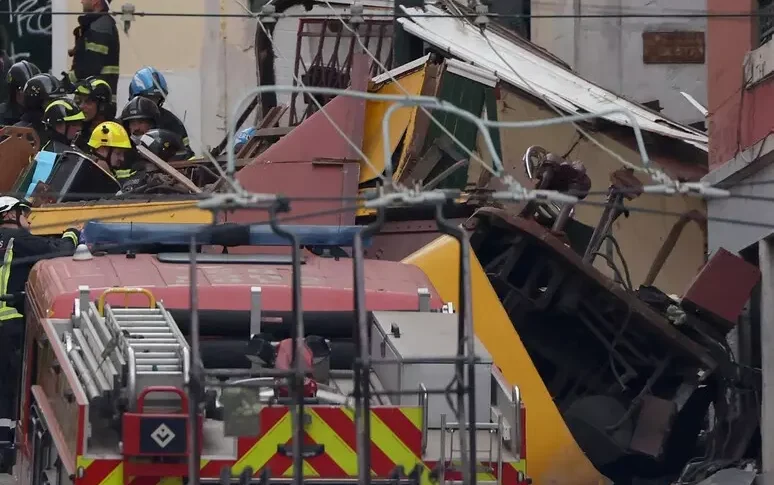 Tragedia a Lisbona, deraglia funicolare: 15 morti e oltre una ventina di feriti Tragedia a Lisbona, deraglia funicolare: 15 morti e oltre una ventina di feriti