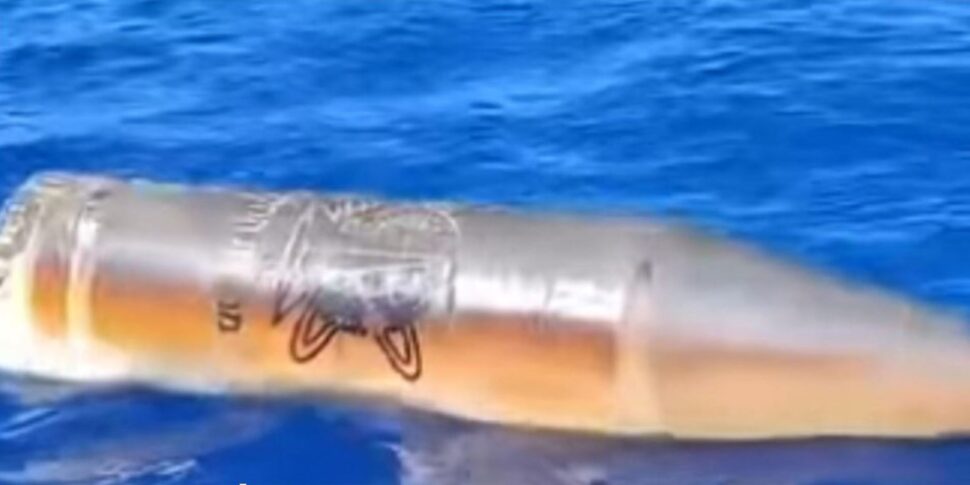 Misterioso relitto a Lampedusa: cilindro con logo israeliano. Il sindaco: "Non fare allarmismo" Misterioso relitto a Lampedusa: cilindro con logo israeliano. Il sindaco: "Non fare allarmismo"
