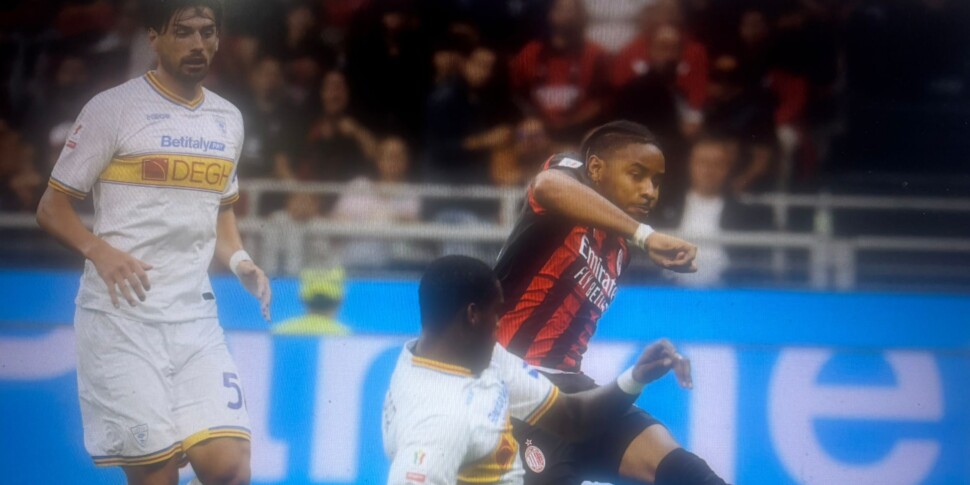 coppa italia tris del milan a lecce si sblocca gimenez prima gioia per nkunku e segna anche il solito pulisic