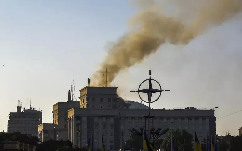 Più di 800 droni, in Ucraina il più grave attacco russo da inizio guerra. Colpito il palazzo del Governo a Kiev. Meloni: "Mosca aumenta la ferocia"