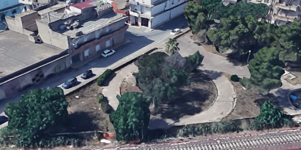 "Vogliamo solo lui". Paura a Vittoria: banditi incappucciati sequestrano un giovane in piazza davanti agli amici