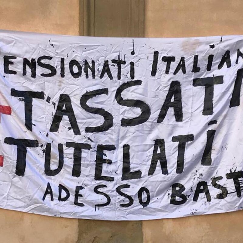 Uno striscione con la scritta 'Pensionati italiani più tassati meno tutelati' durante il presidio di protesta contro la Legge di bilancio presentata in Parlamento, Siena, 27 dicembre 2018.ANSA