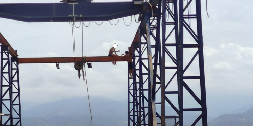 Messina, ragazzi in cima al carro ponte nell'ex cantiere di Paradiso. Bomba ecologica, è un inferno