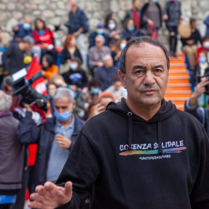 Un momento della manifestazione in sostegno dell'ex sindaco di Riace, Domenico Mimmo Lucano, condannato dal Tribunale di Locri a 13 anni e 2 mesi di reclusione per presunte irregolarità nella gestione dell'accoglienza ai migranti nella cittadina, Riace (Reggio Calabria), 06 novembre 2021. ANSA/Marco Costantino