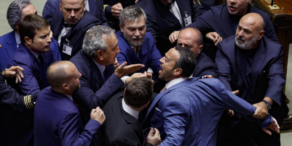 Giustizia, via libera alla separazione delle carriere: ora passa al Senato. Bagarre a Montecitorio dopo il voto Giustizia, via libera alla separazione delle carriere: ora passa al Senato. Bagarre a Montecitorio dopo il voto
