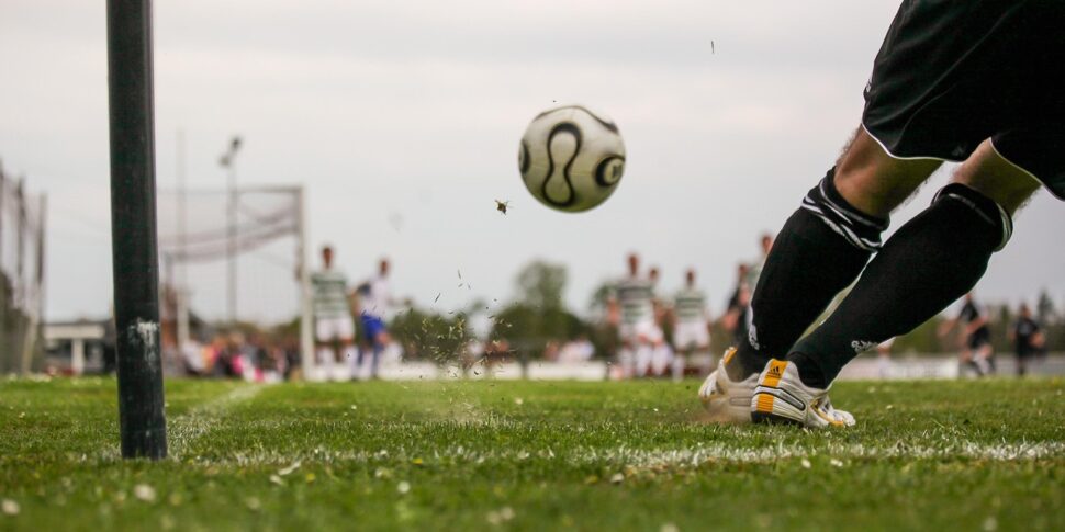 Portiere di calcio 13enne picchiato dal papà di un avversario nel Torinese: ha riportato la frattura del malleolo
