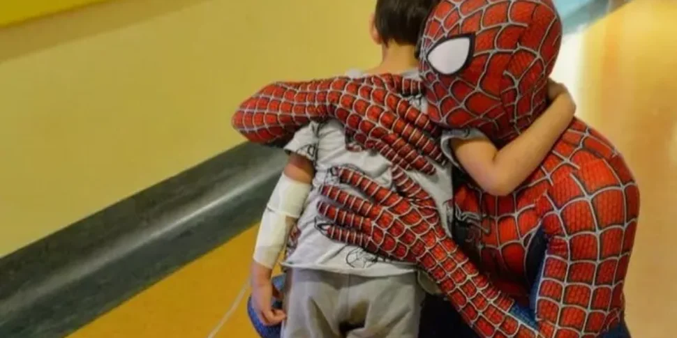 Spider Man incontra i bimbi ricoverati in ospedale a Sciacca